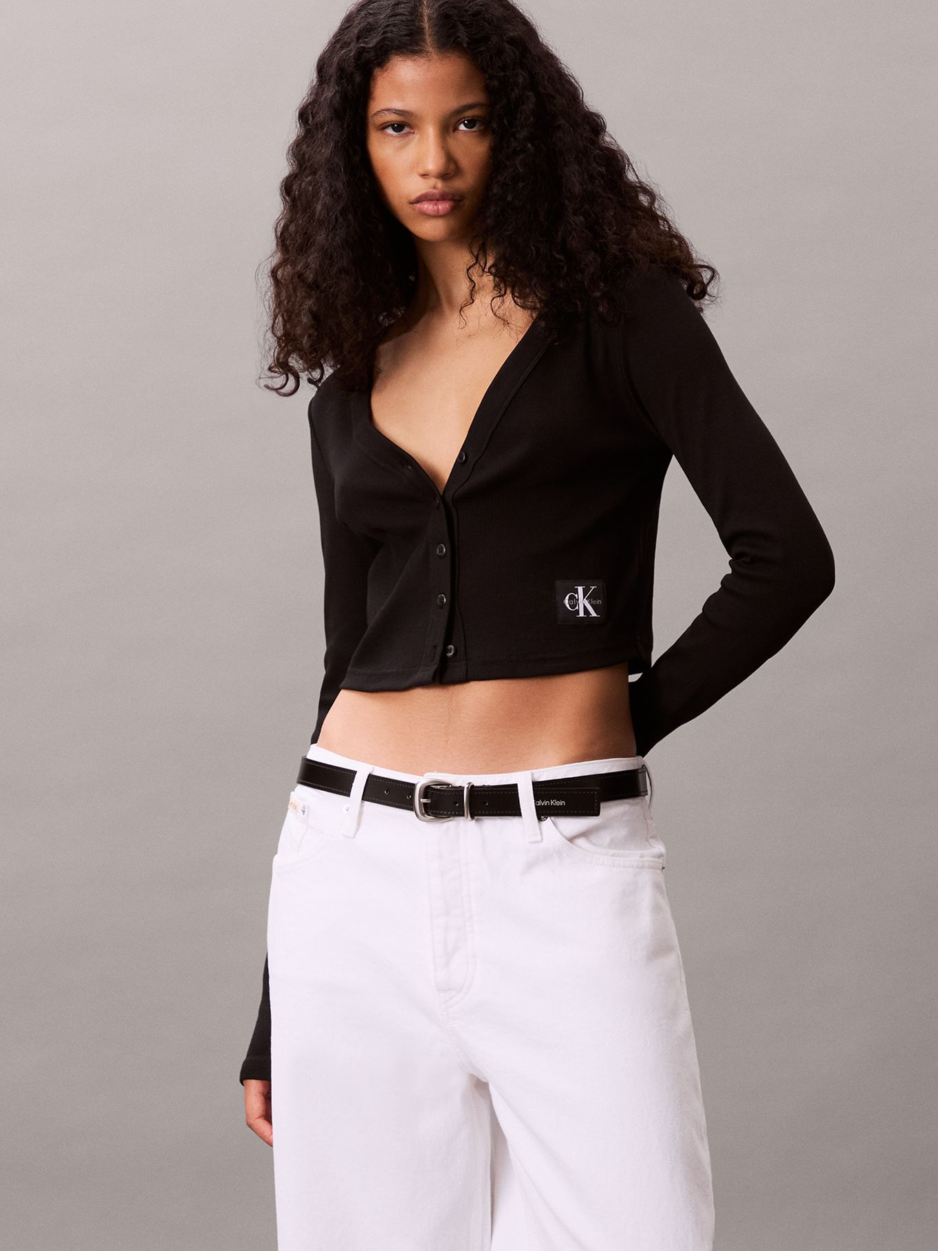 Remera cropped de algodón elástico con logo — imagen 2