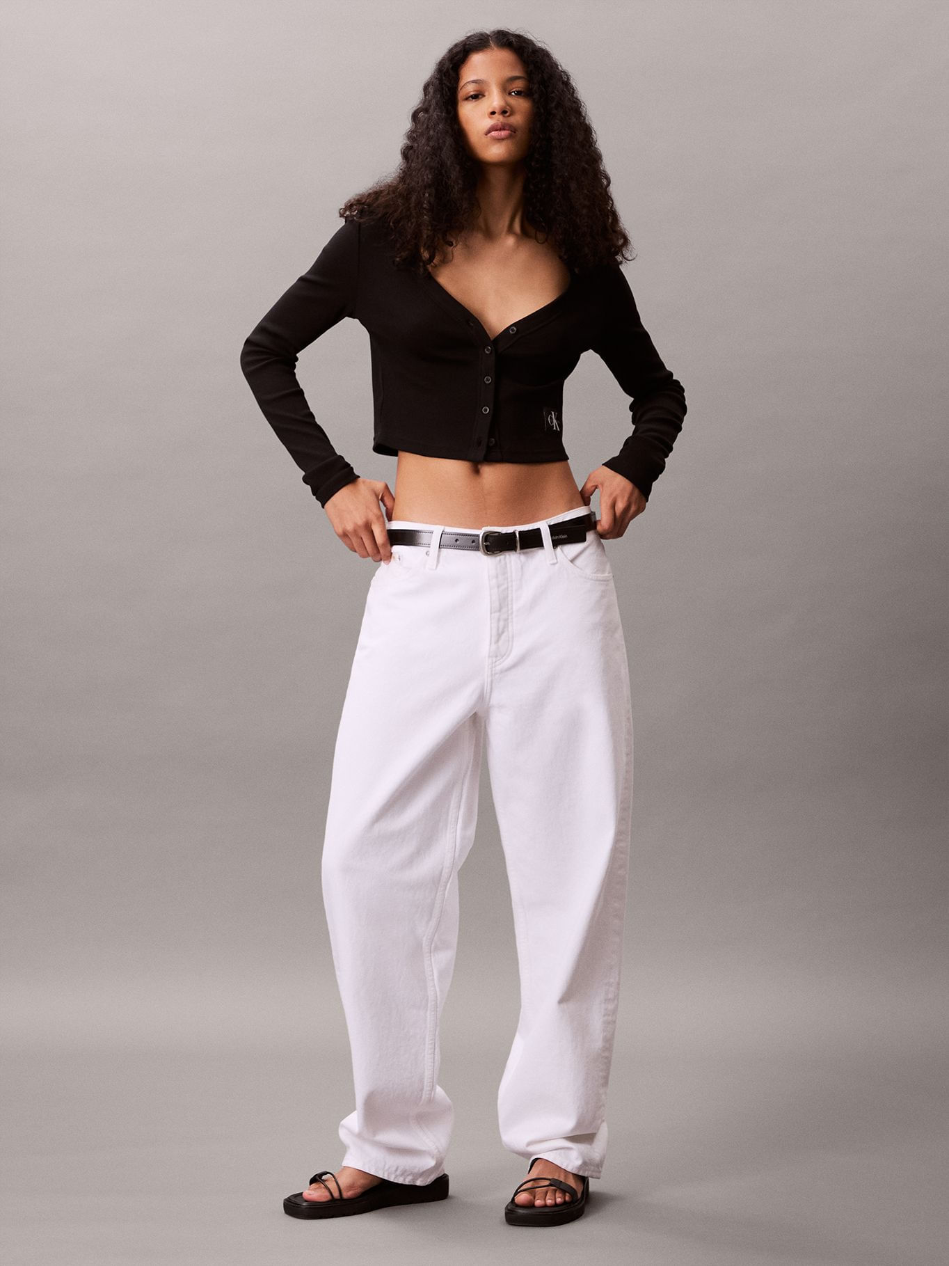 Remera cropped de algodón elástico con logo — imagen 3