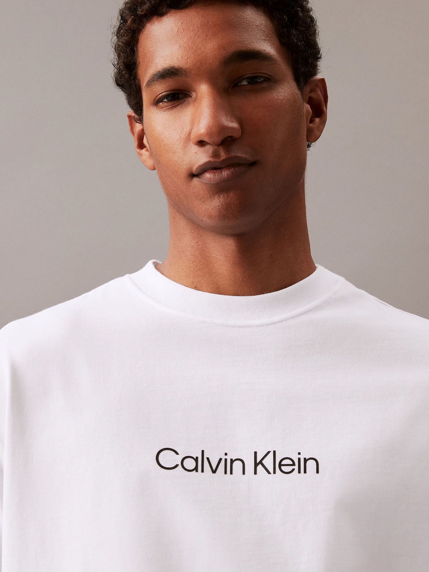 Remera relaxed con logo de Calvin Klein — imagen 3