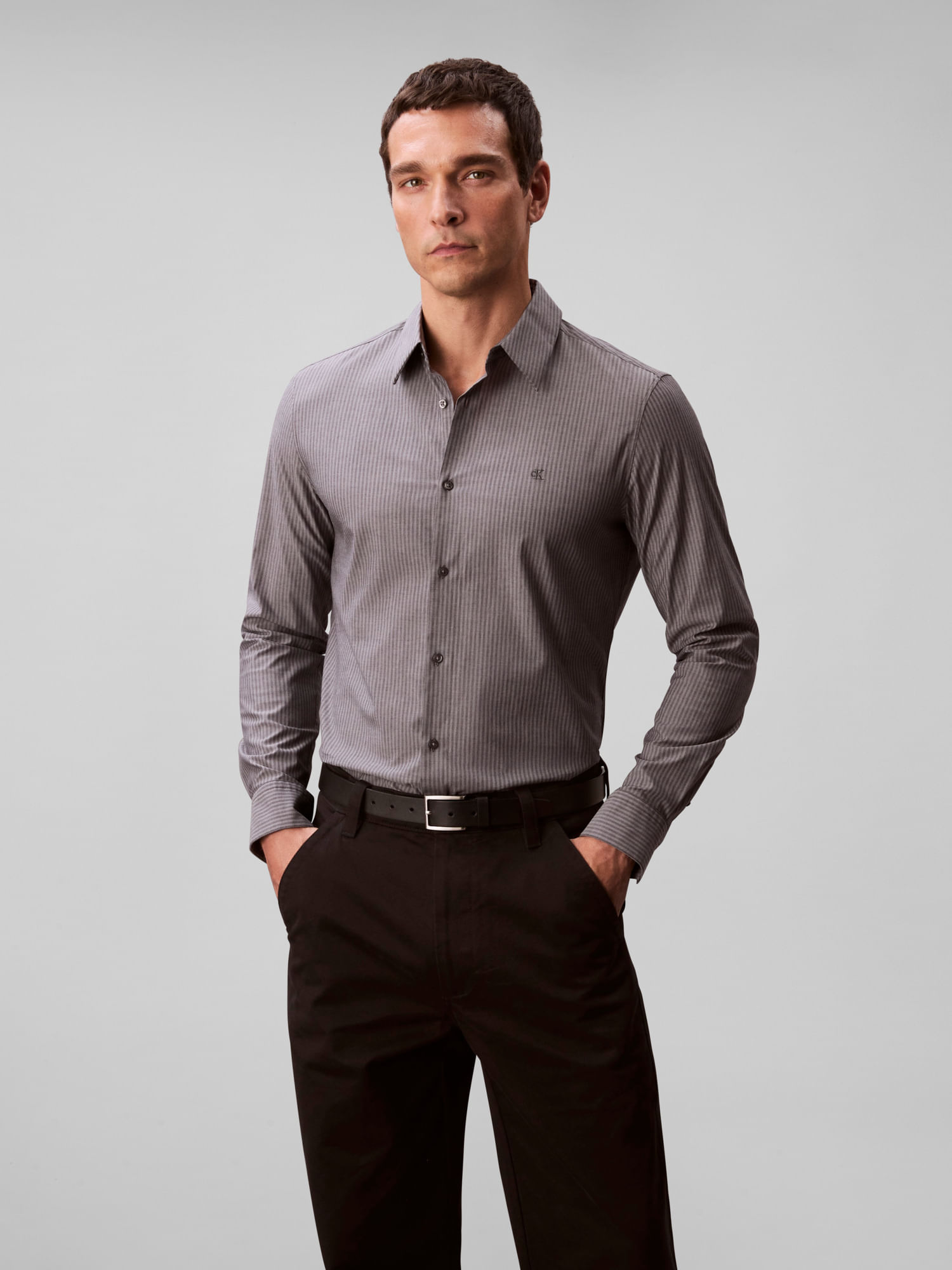 Camisa slim elástica de manga larga con patrón de rayas finas de Calvin Klein