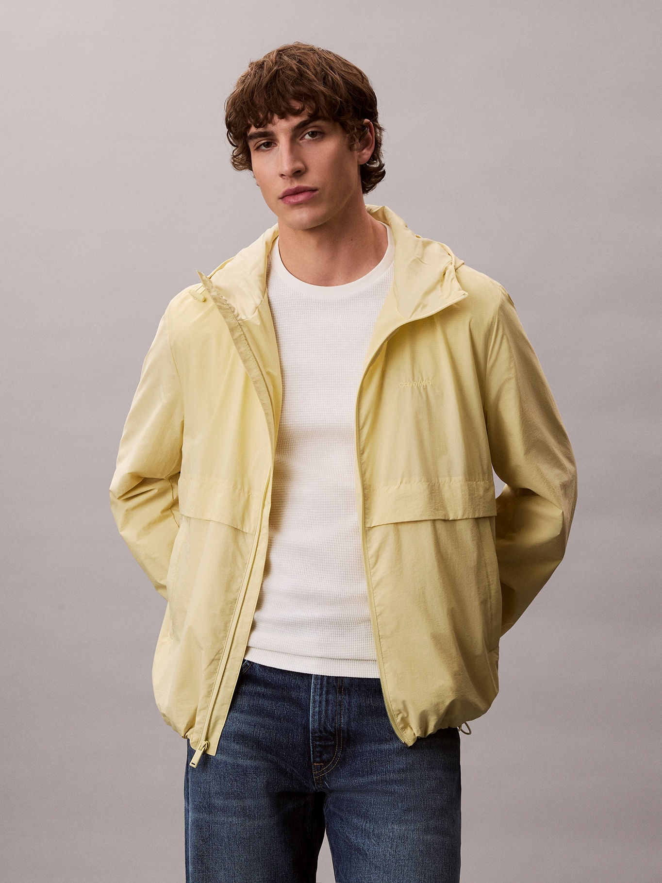 Campera liviana con capucha