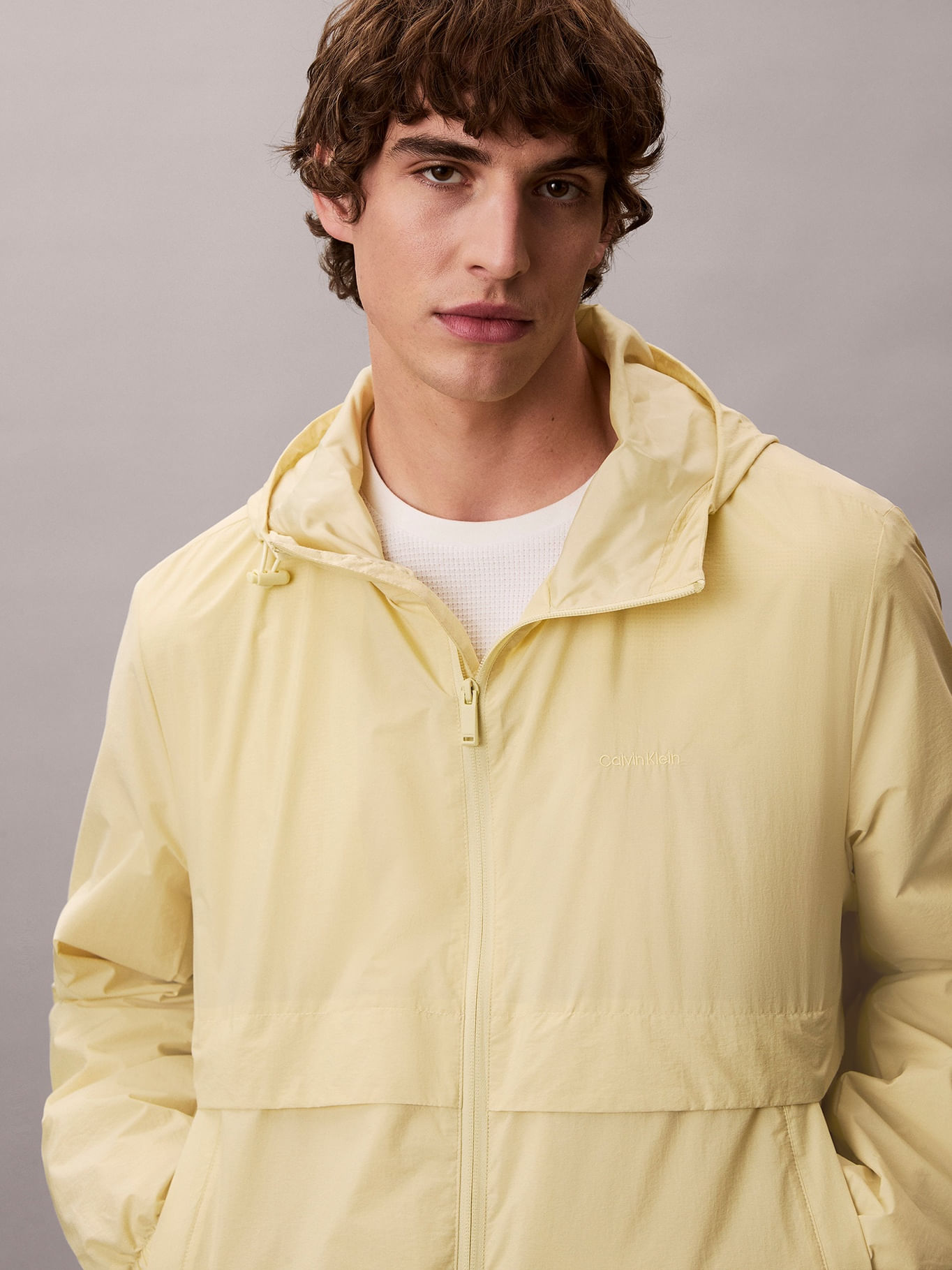 Campera liviana con capucha — imagen 2
