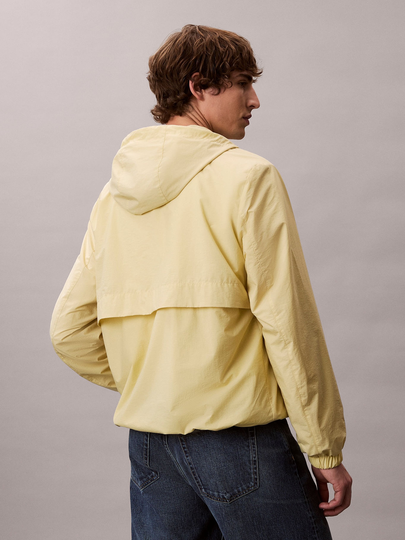 Campera liviana con capucha — imagen 3