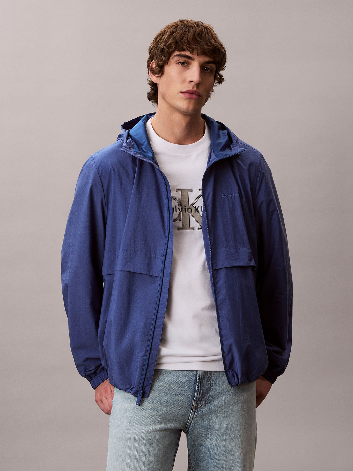 Campera liviana con capucha