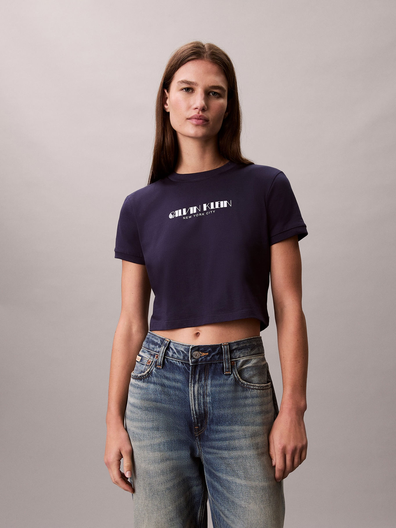 Remera cropped con logo